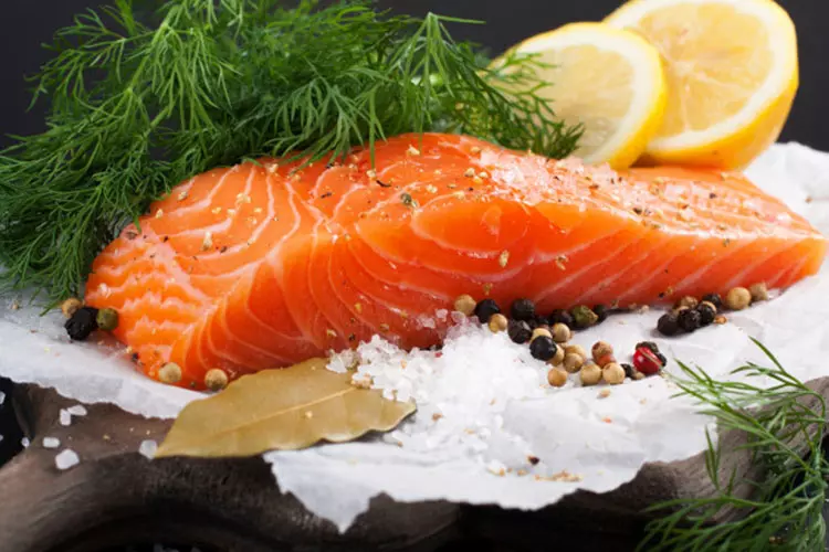 Cá nhiều omega3 cải thiện chứng đau bụng kinh hiệu quả